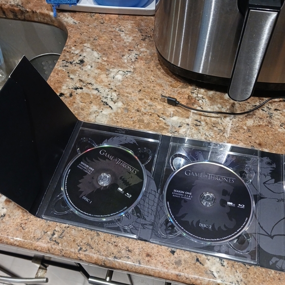 Game of Thrones: The Complete First Season (Blu-ray, 2012, 5-Disc Set) - Picture 10 of 16